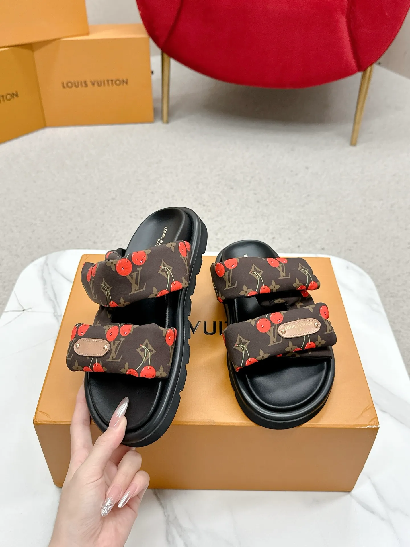 P340 yuan LV Louis Vuitton Full of high-end feel! A popular model among bloggers at home and abroad, it’s retro and fashionable, and looks stunning on your feet! Mainly recommended model on the official website★ ━━━━━ ЅᏇєєt ━━━━━ ▪️Upper: original calfskin ➕5D printing process ▪️Inner: imported mixed sheepskin ▪️Outsole: original molded foam outsole ▪️Size: Female 35-40 Men's 39-44 (women's 41 men's 45)